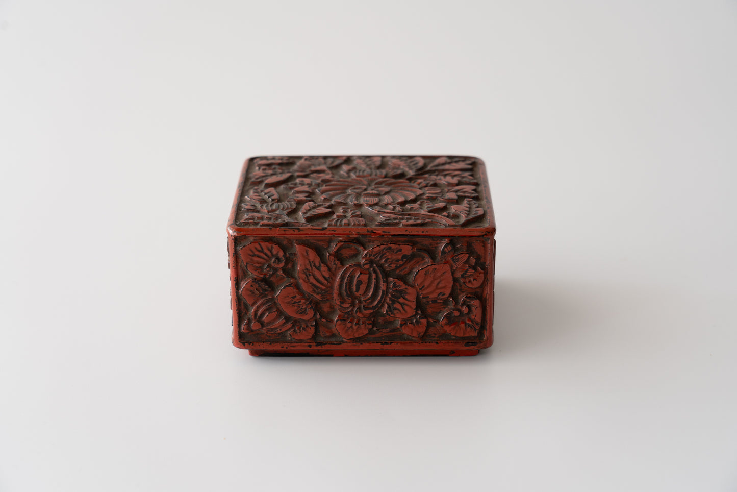 Kamakura-bori incense box with Narcissus and Chrysanthemum design