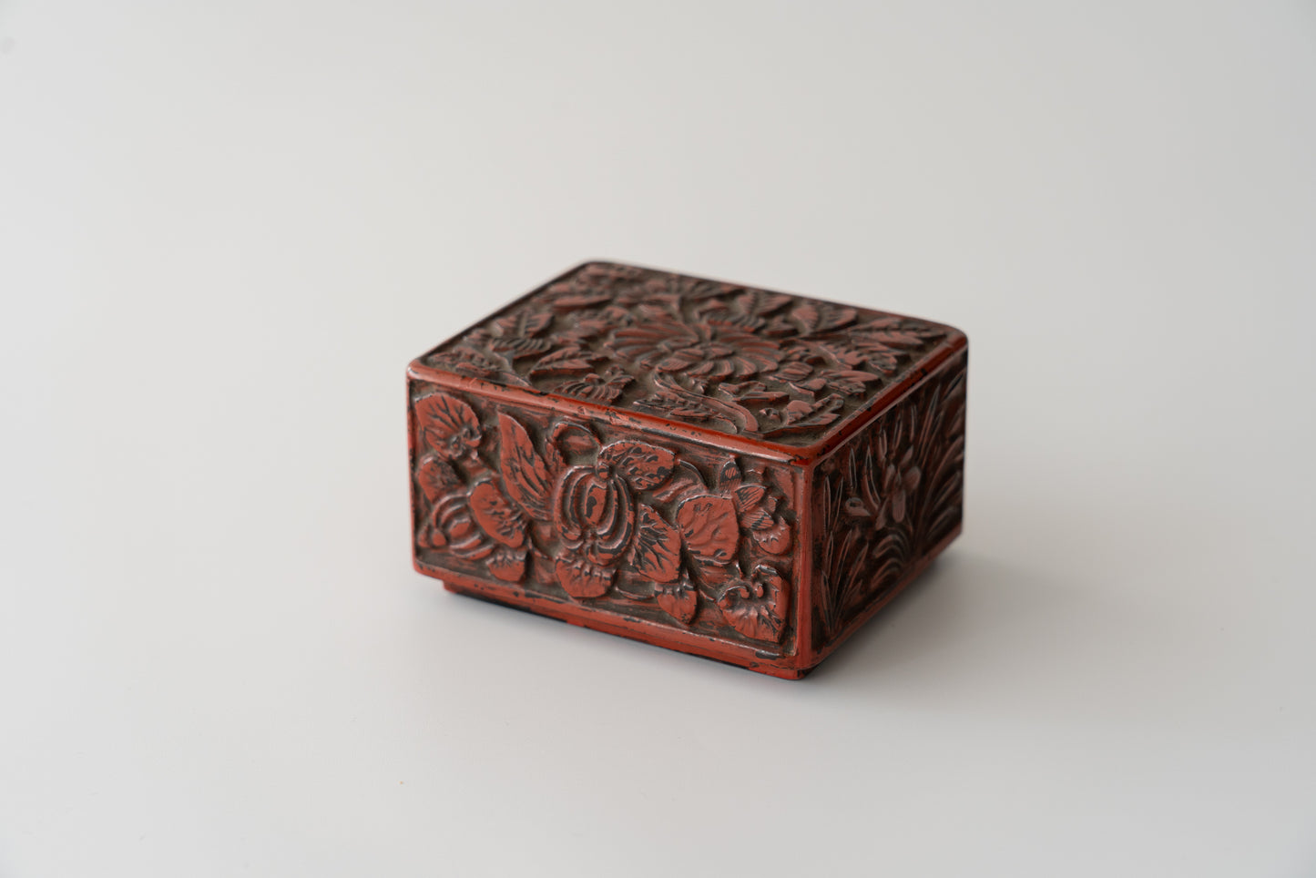 Kamakura-bori incense box with Narcissus and Chrysanthemum design