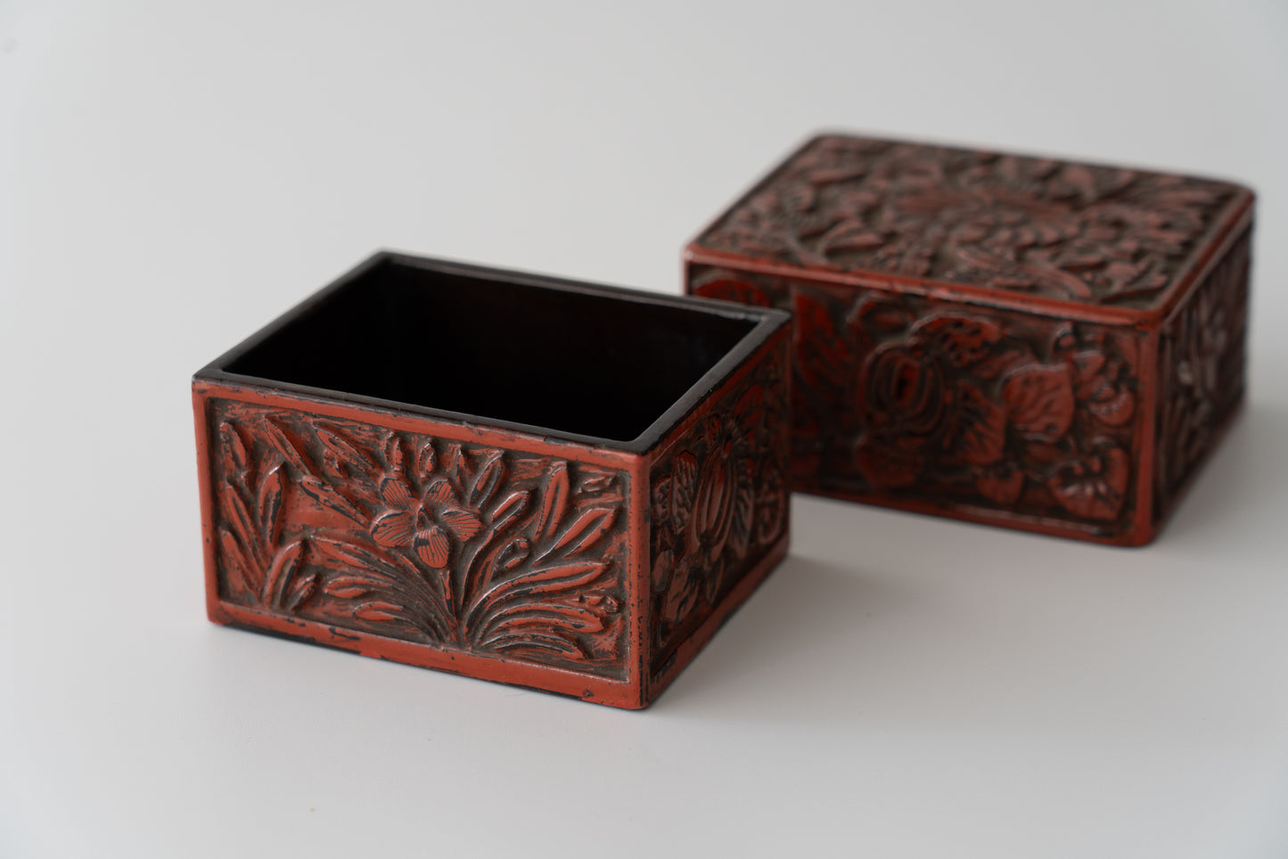Kamakura-bori incense box with Narcissus and Chrysanthemum design
