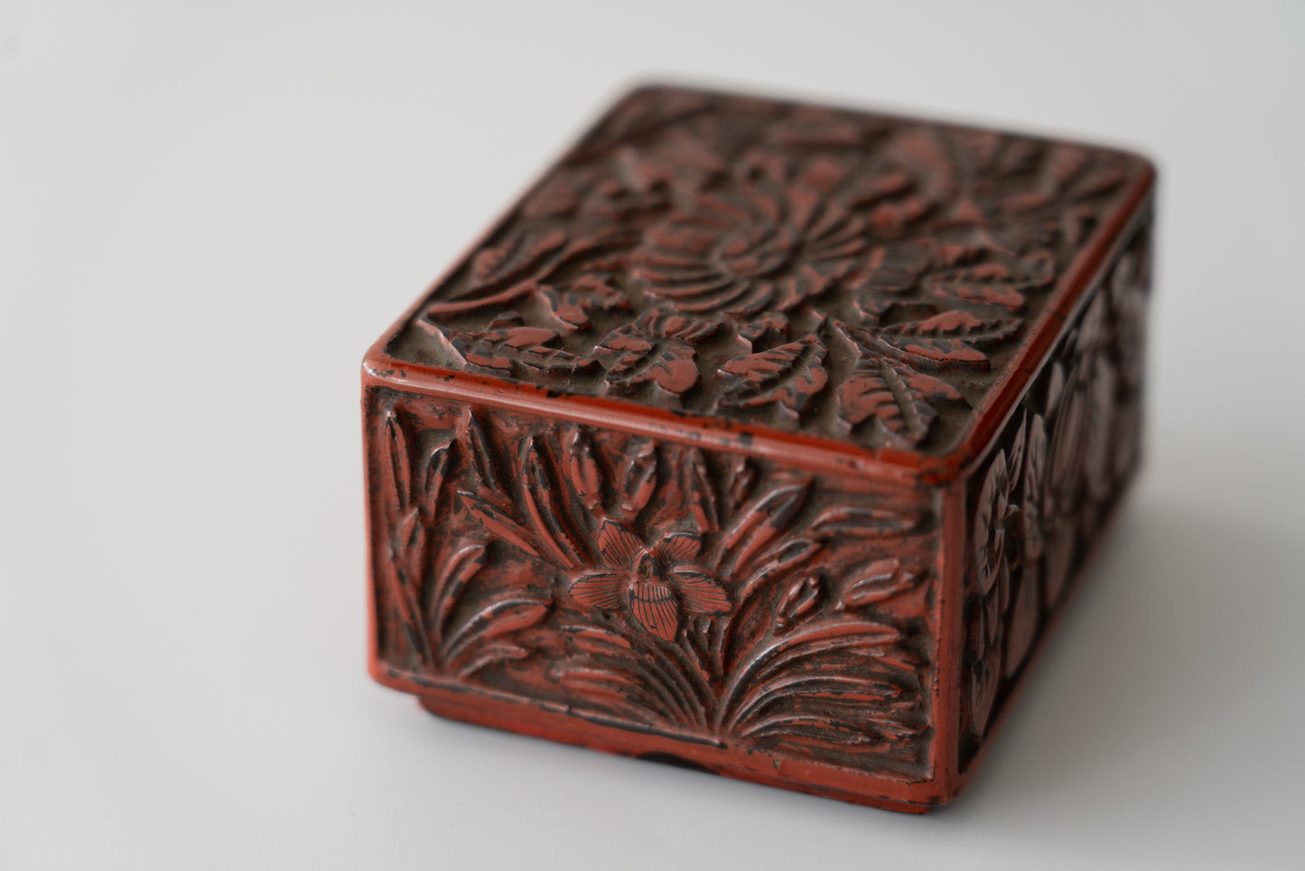 Kamakura-bori incense box with Narcissus and Chrysanthemum design