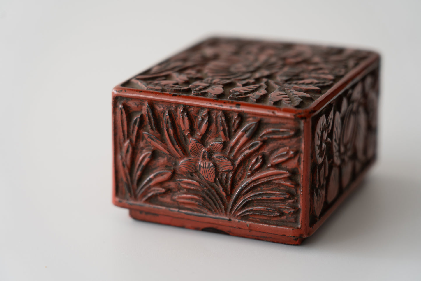 Kamakura-bori incense box with Narcissus and Chrysanthemum design