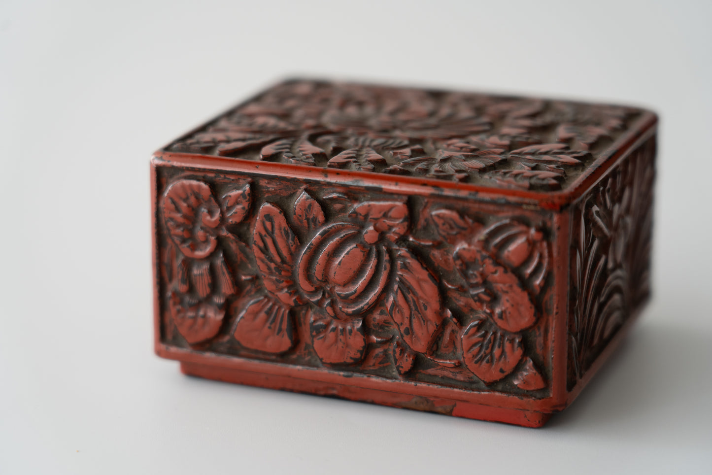 Kamakura-bori incense box with Narcissus and Chrysanthemum design