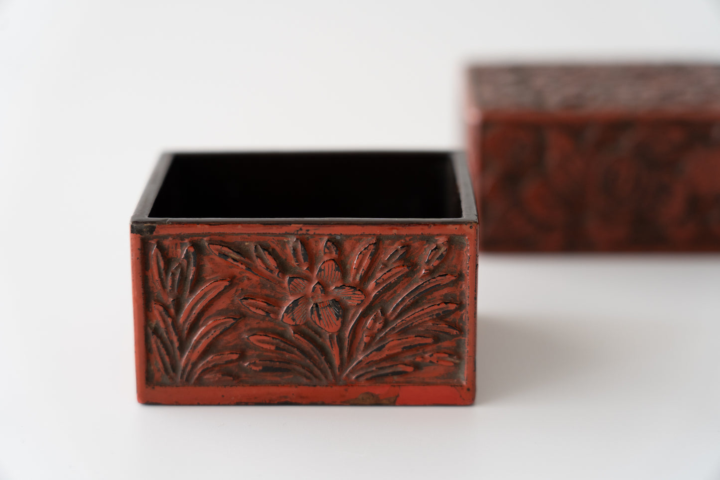 Kamakura-bori incense box with Narcissus and Chrysanthemum design