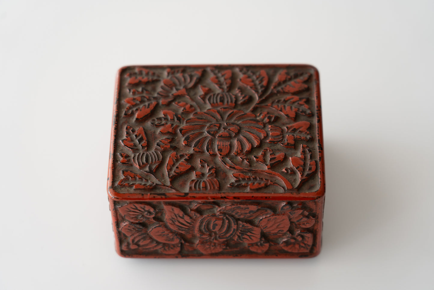 Kamakura-bori incense box with Narcissus and Chrysanthemum design