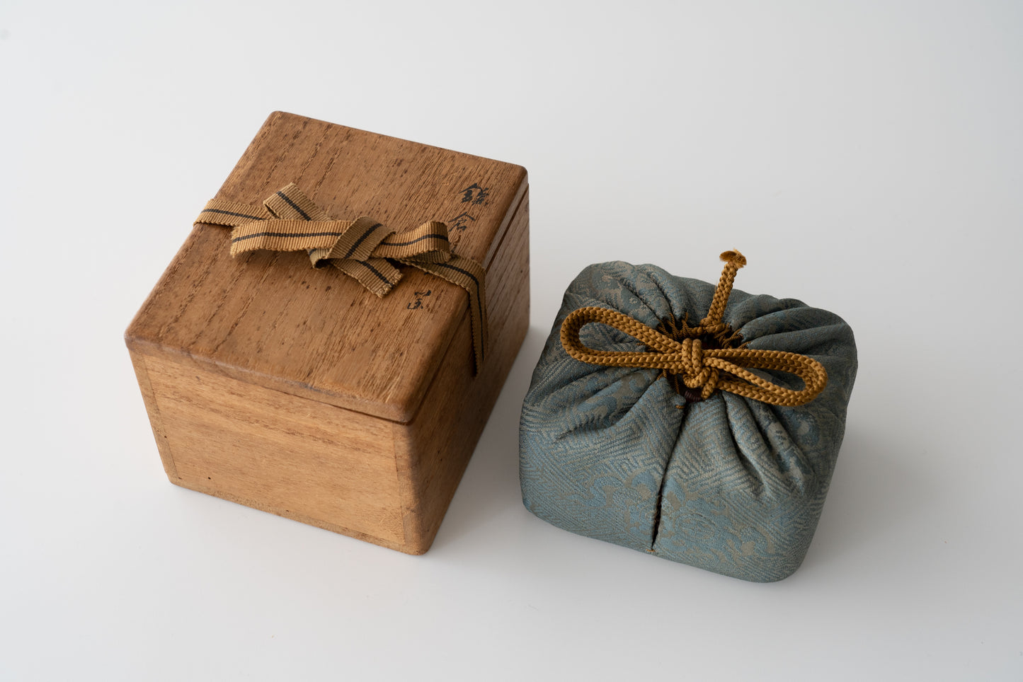 Kamakura-bori incense box with Narcissus and Chrysanthemum design