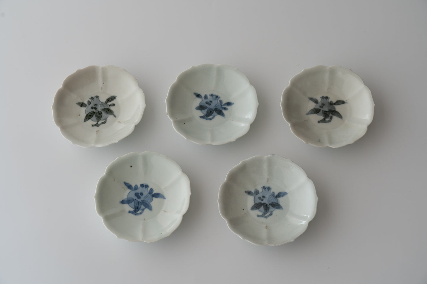 A set of five small dishes with pomegranate design, Early Imari ware