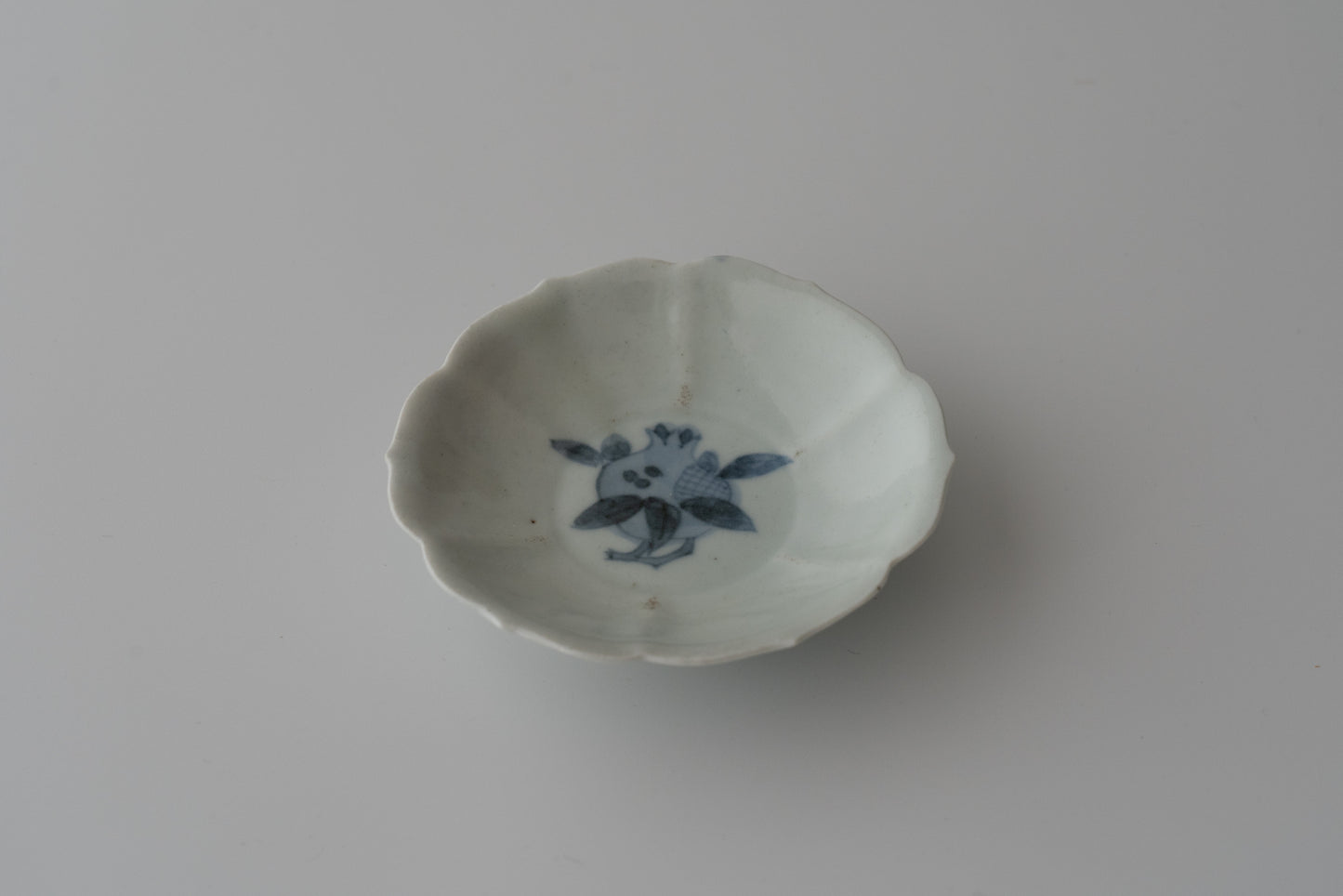 A set of five small dishes with pomegranate design, Early Imari ware