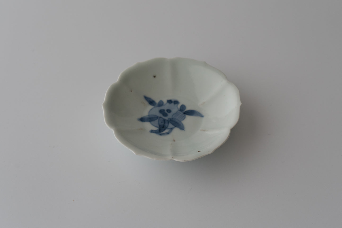 A set of five small dishes with pomegranate design, Early Imari ware