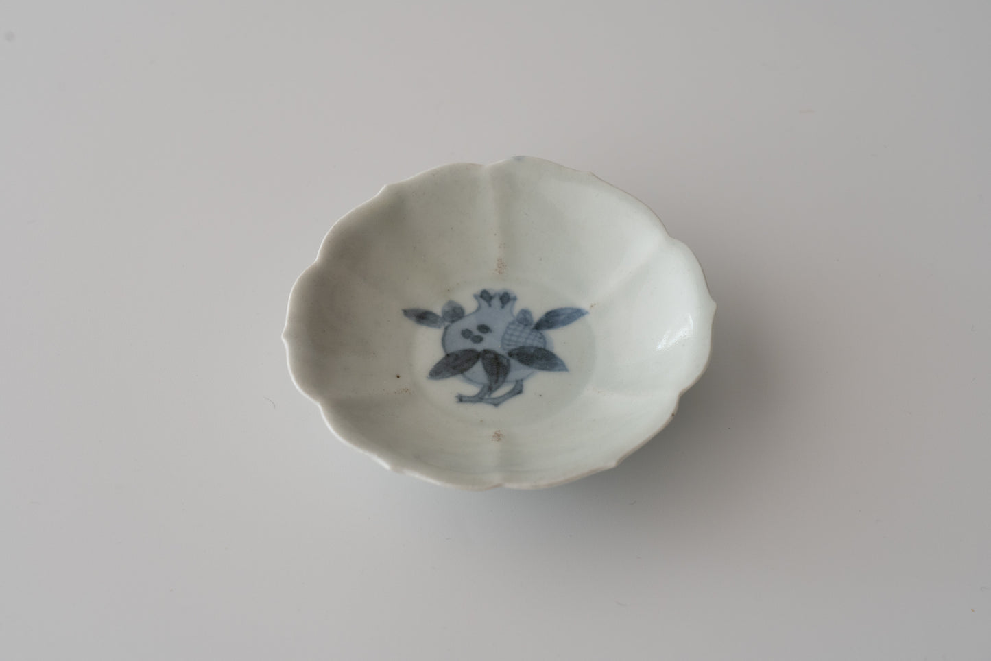 A set of five small dishes with pomegranate design, Early Imari ware