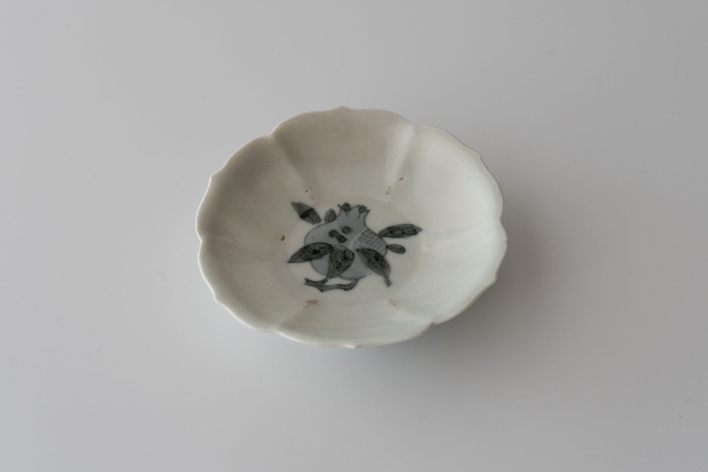 A set of five small dishes with pomegranate design, Early Imari ware