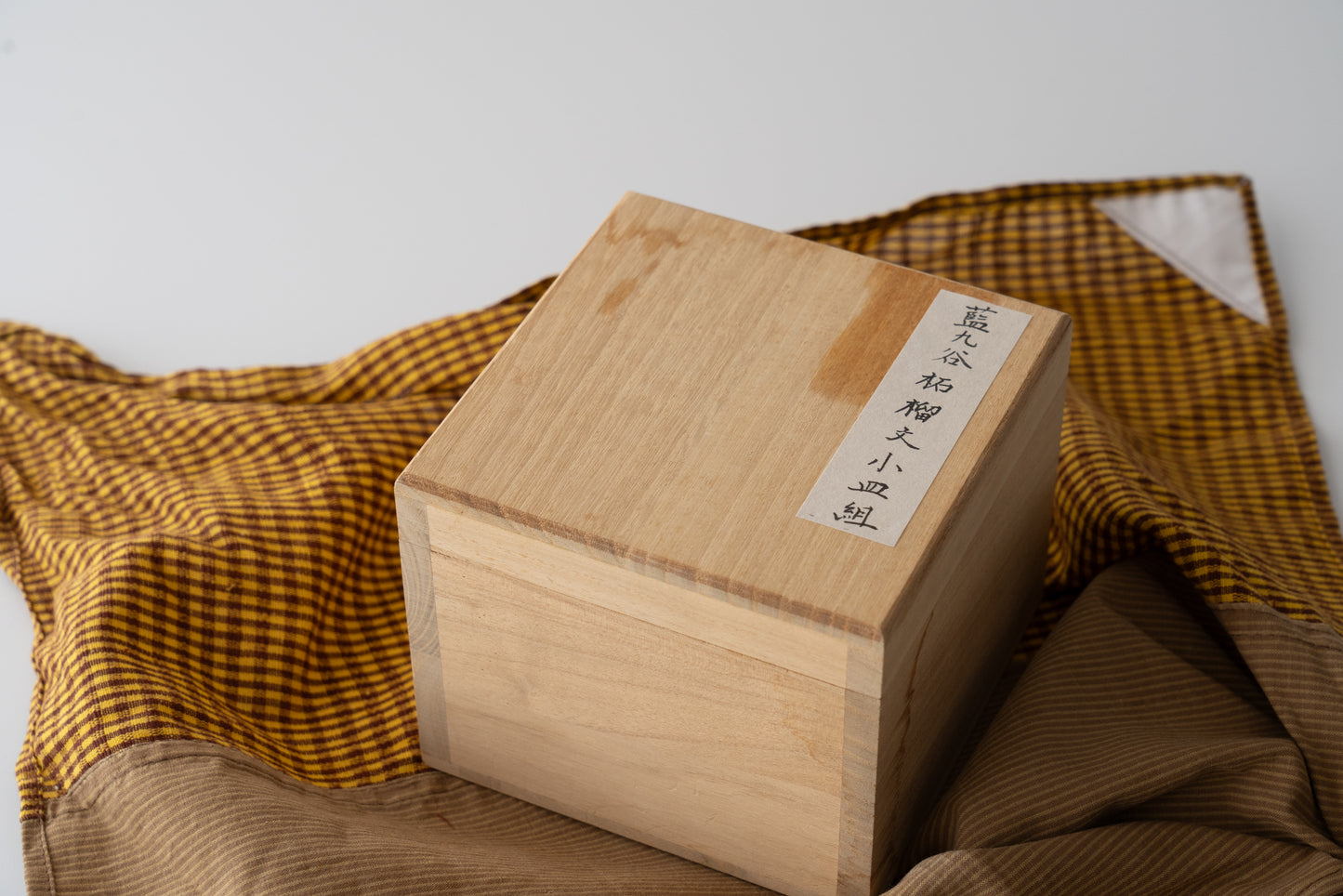 A set of five small dishes with pomegranate design, Early Imari ware