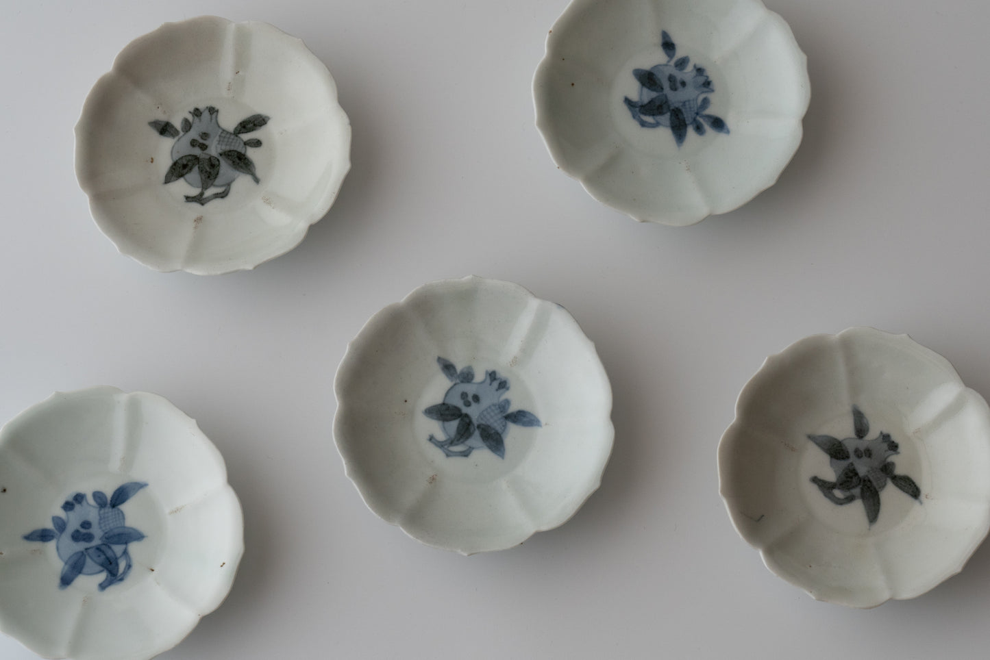 A set of five small dishes with pomegranate design, Early Imari ware