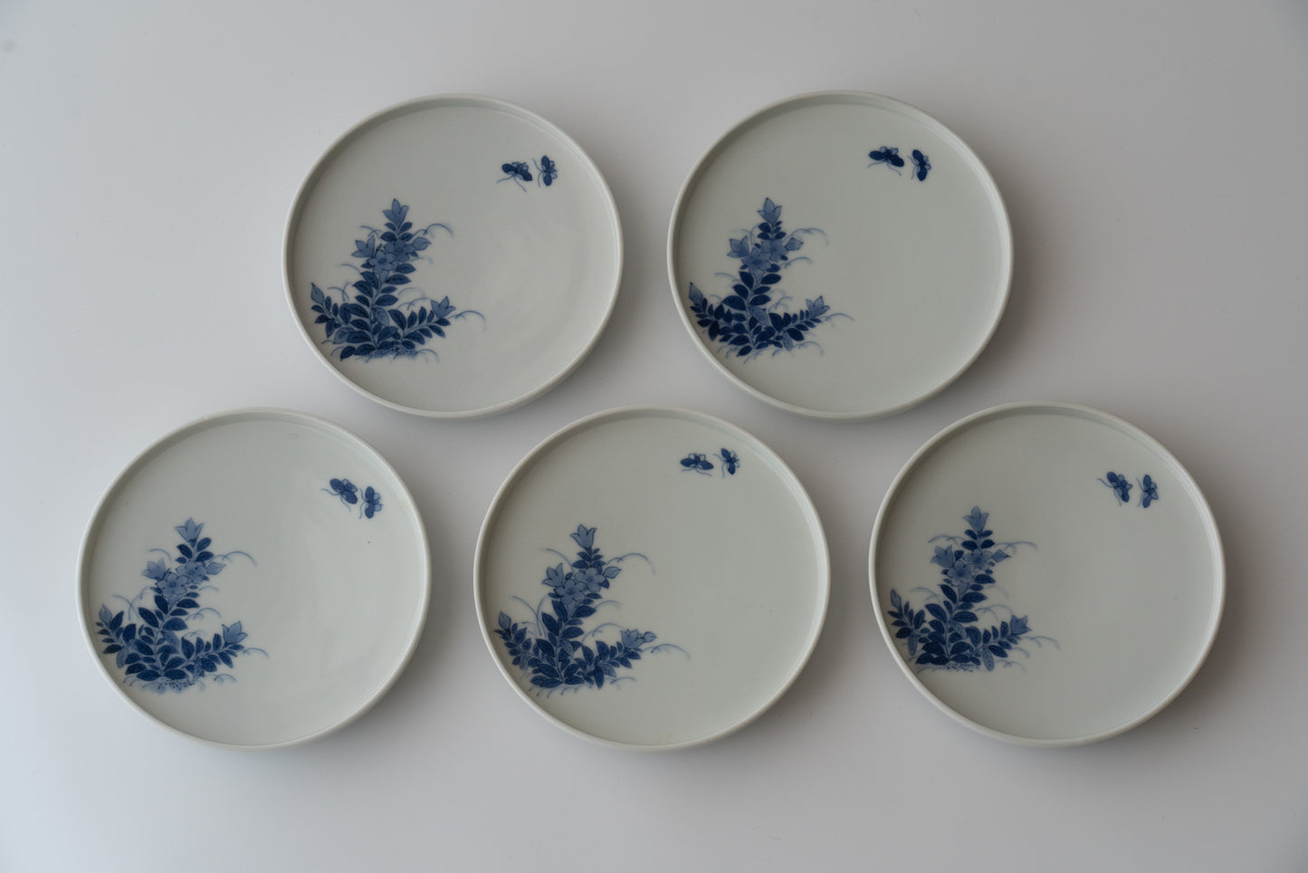 Dish with chinese bellflower and butterfly design, Imari ware in Kakiemon style