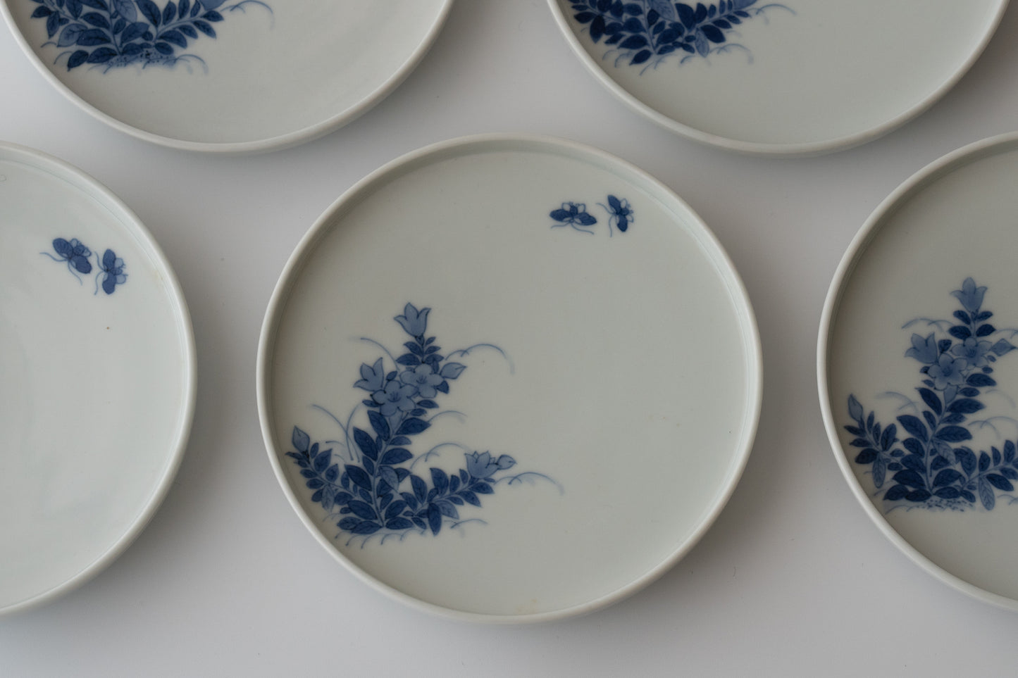 Dish with chinese bellflower and butterfly design, Imari ware in Kakiemon style