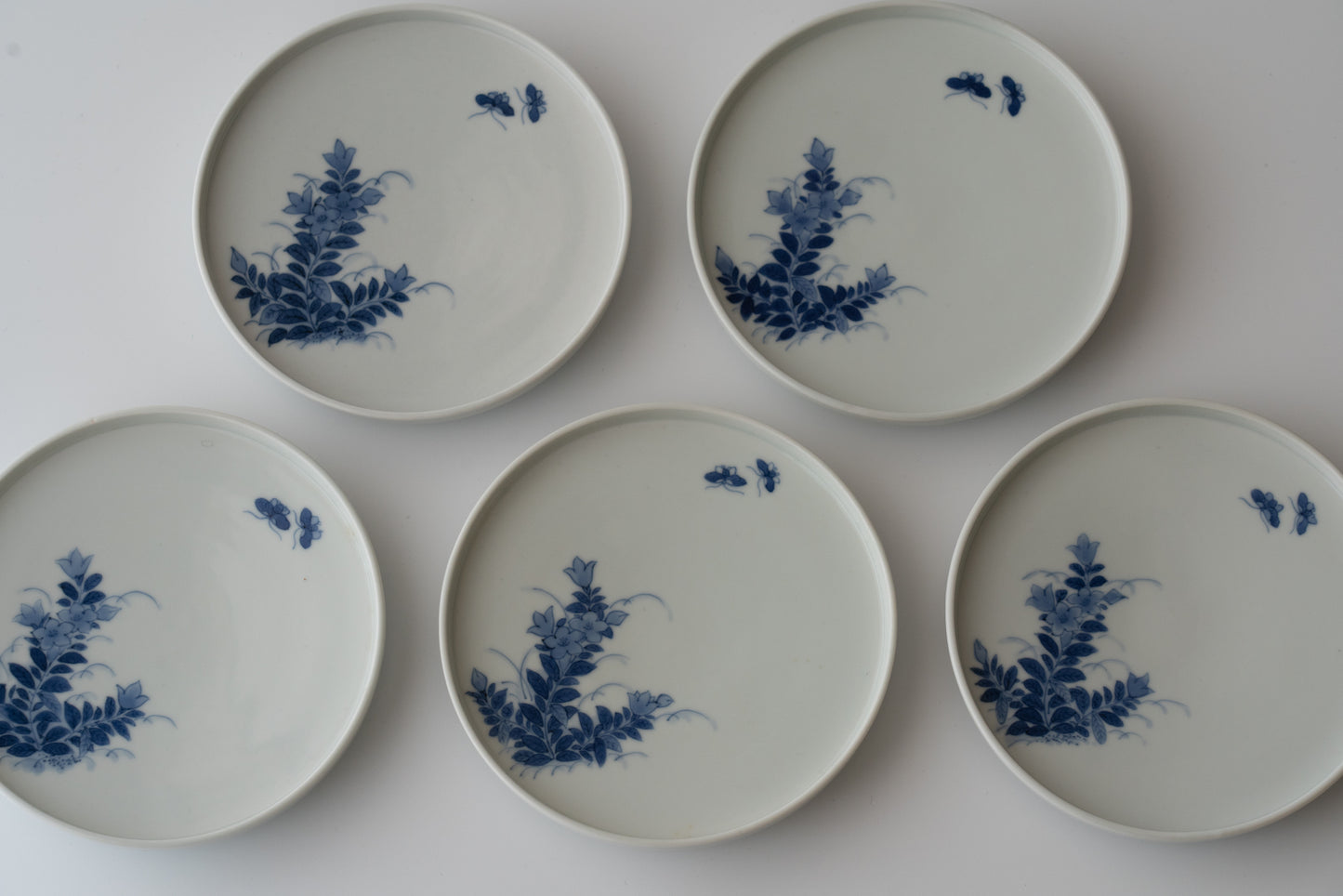 Dish with chinese bellflower and butterfly design, Imari ware in Kakiemon style