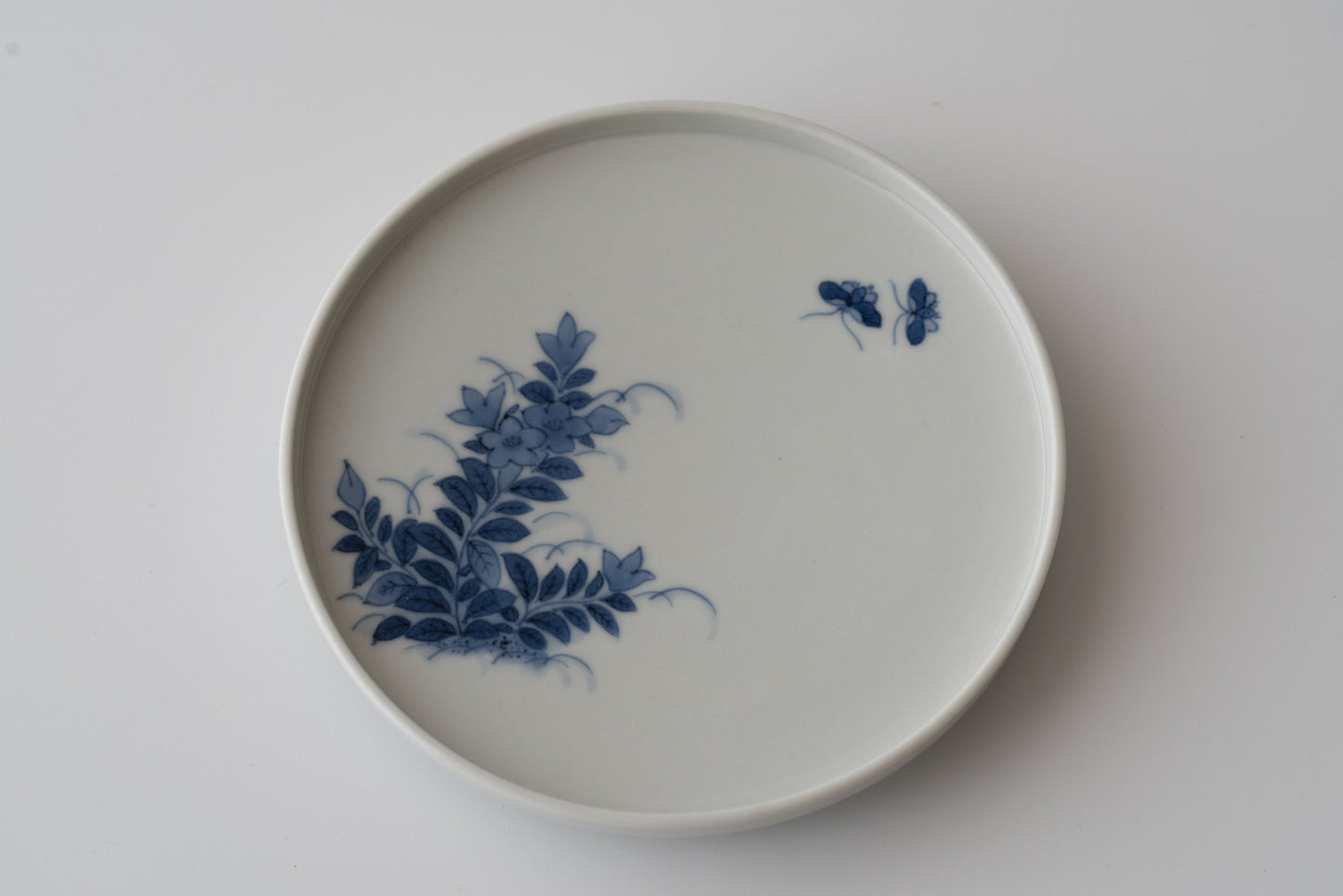 Dish with chinese bellflower and butterfly design, Imari ware in Kakiemon style
