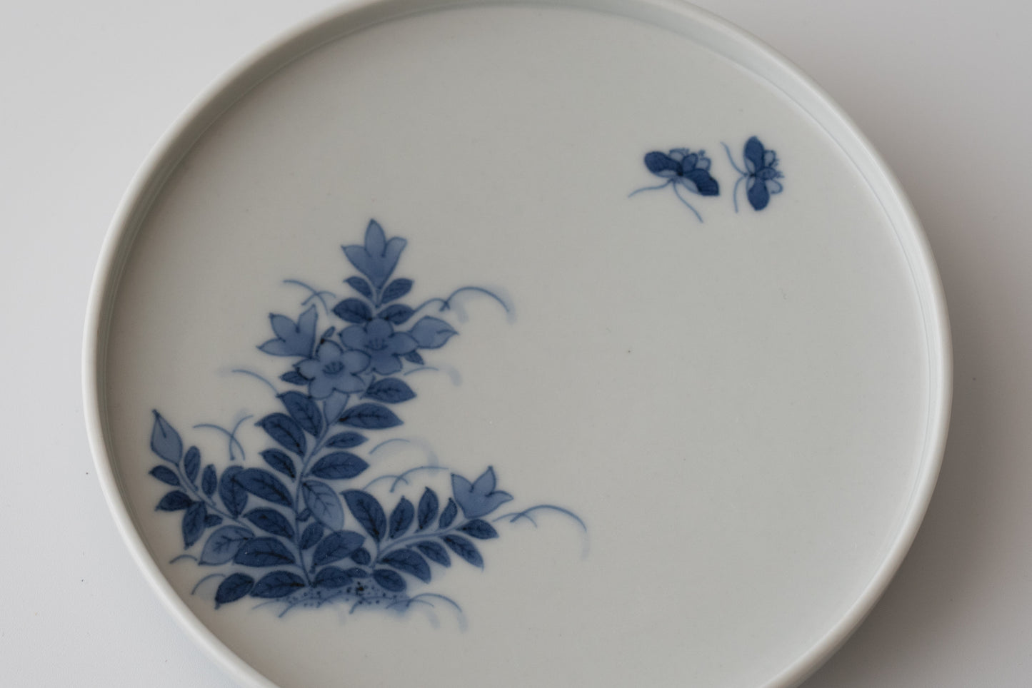 Dish with chinese bellflower and butterfly design, Imari ware in Kakiemon style