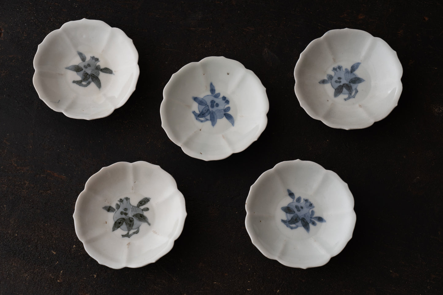A set of five small dishes with pomegranate design, Early Imari ware