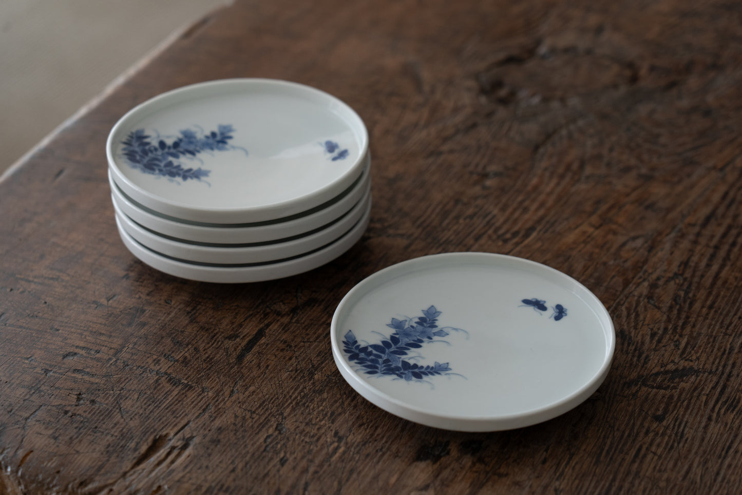 Dish with chinese bellflower and butterfly design, Imari ware in Kakiemon style