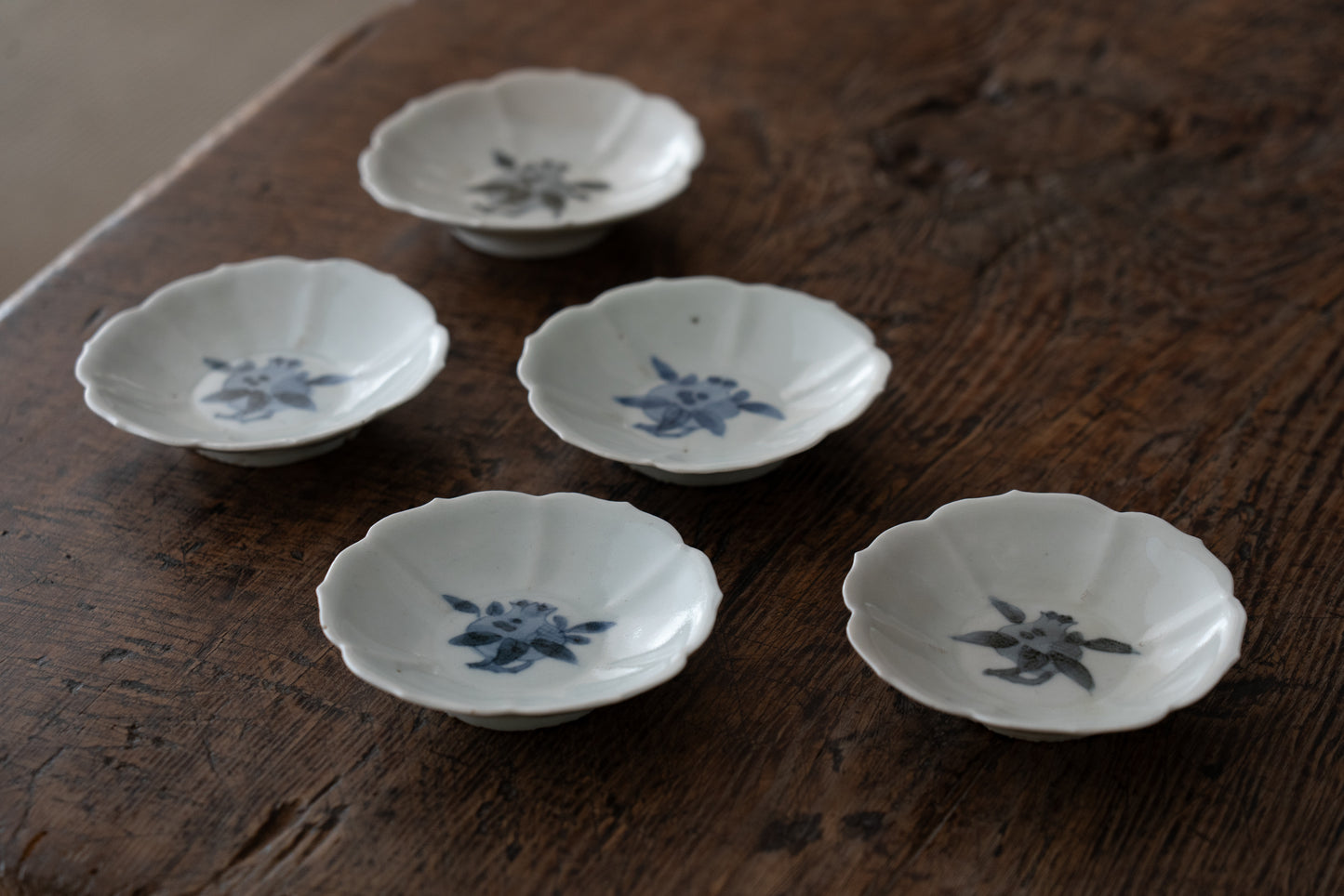 A set of five small dishes with pomegranate design, Early Imari ware