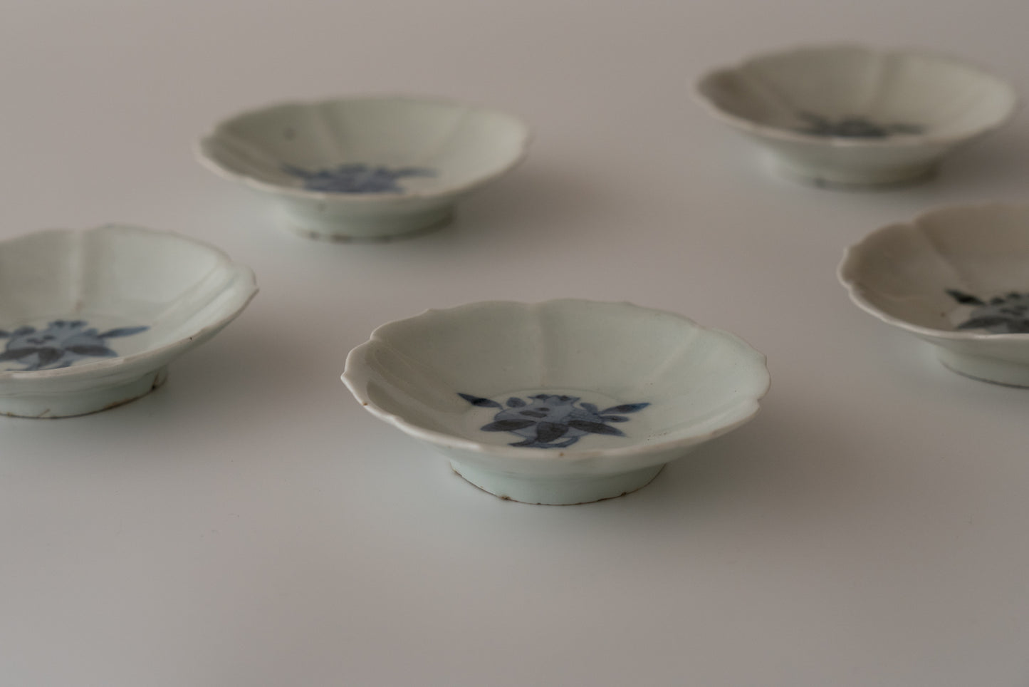 A set of five small dishes with pomegranate design, Early Imari ware