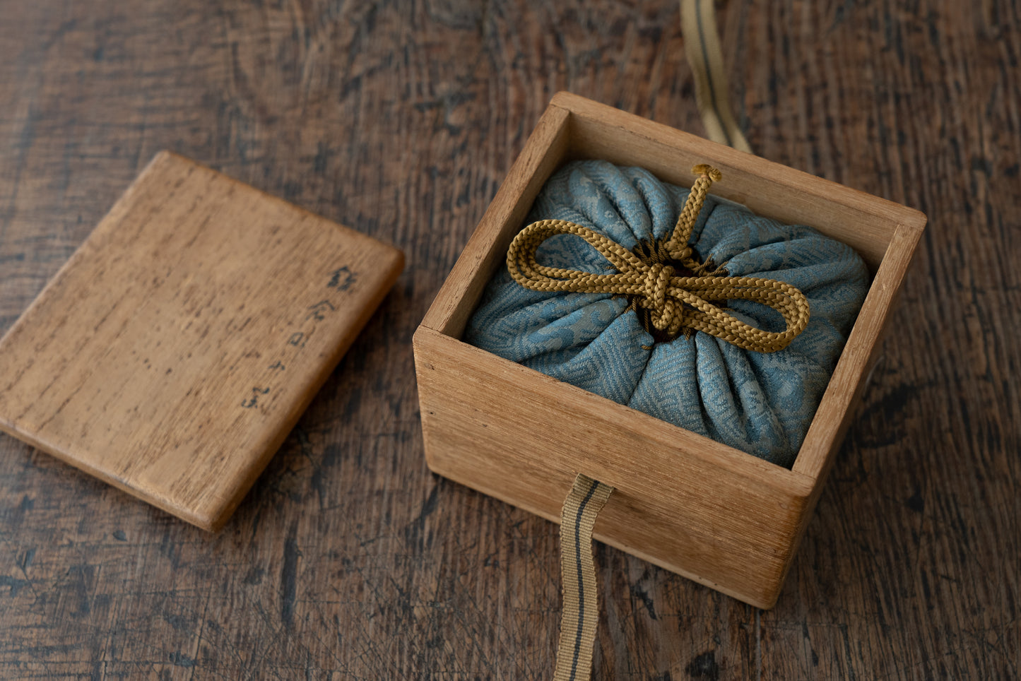 Kamakura-bori incense box with Narcissus and Chrysanthemum design
