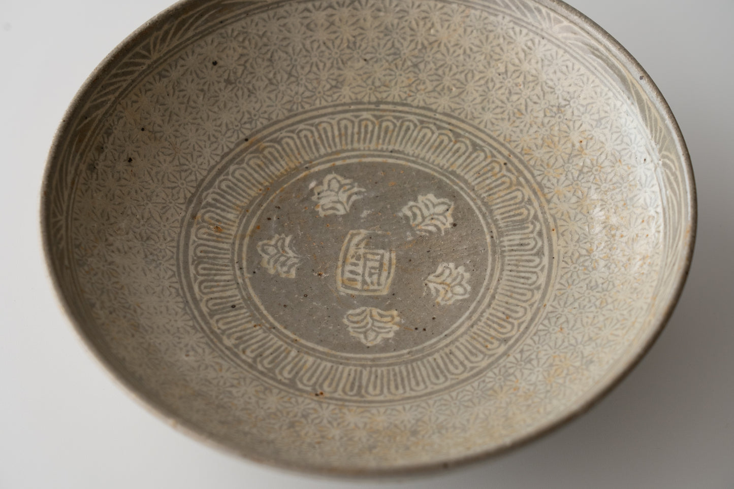 Buncheong bowl with impressed chrysanthemum design and inscription "Kinkai"