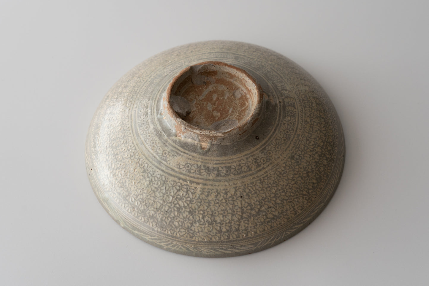 Buncheong bowl with impressed chrysanthemum design and inscription "Kinkai"