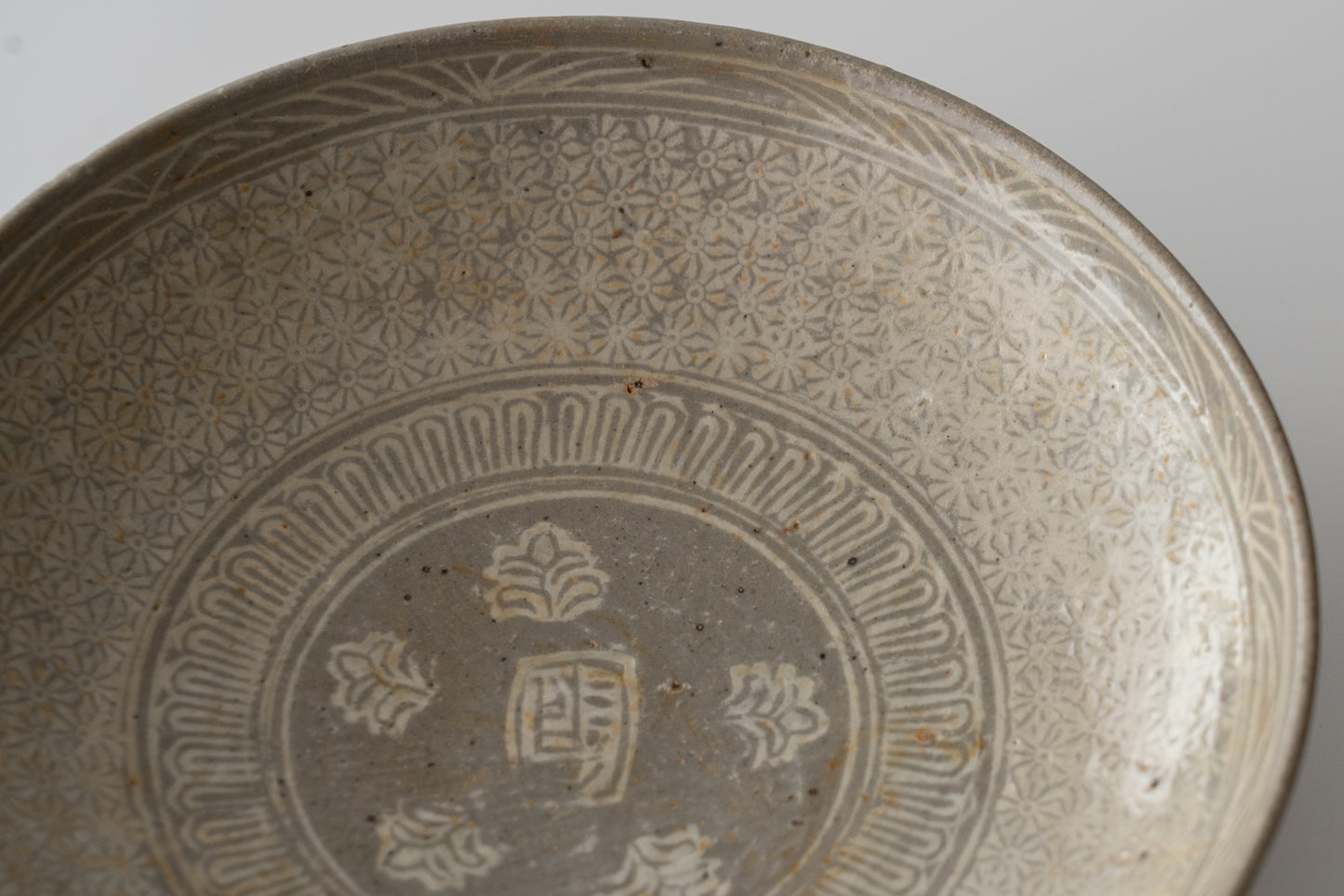 Buncheong bowl with impressed chrysanthemum design and inscription "Kinkai"