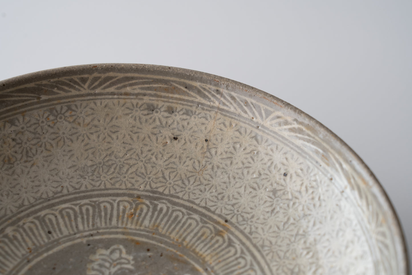 Buncheong bowl with impressed chrysanthemum design and inscription "Kinkai"