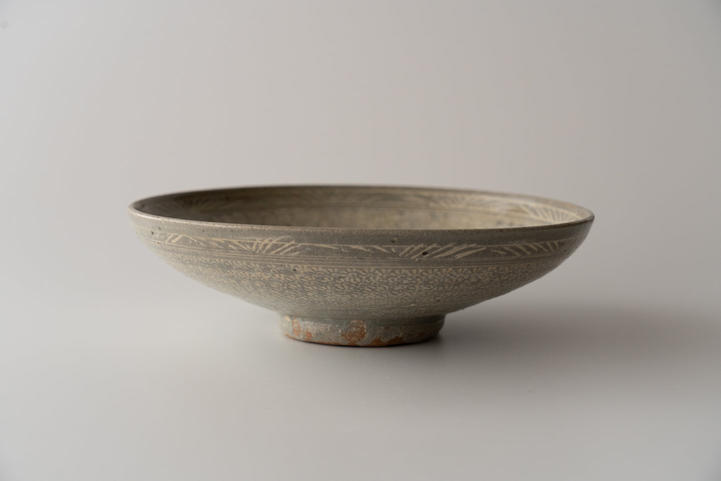 Buncheong bowl with impressed chrysanthemum design and inscription "Kinkai"