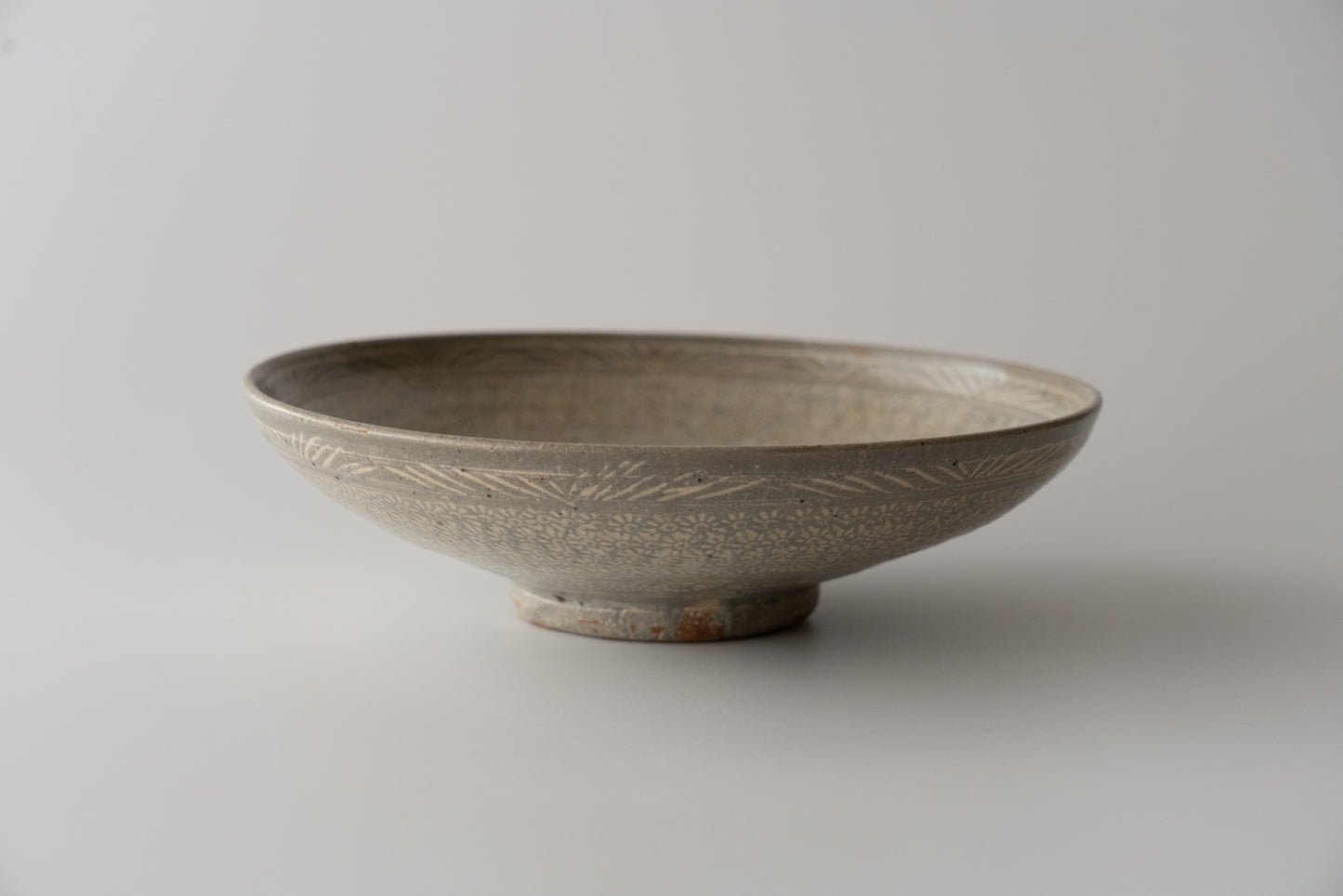 Buncheong bowl with impressed chrysanthemum design and inscription "Kinkai"