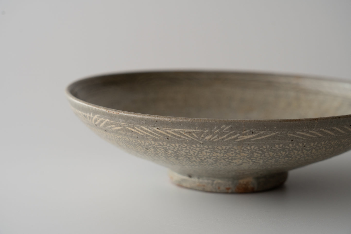 Buncheong bowl with impressed chrysanthemum design and inscription "Kinkai"