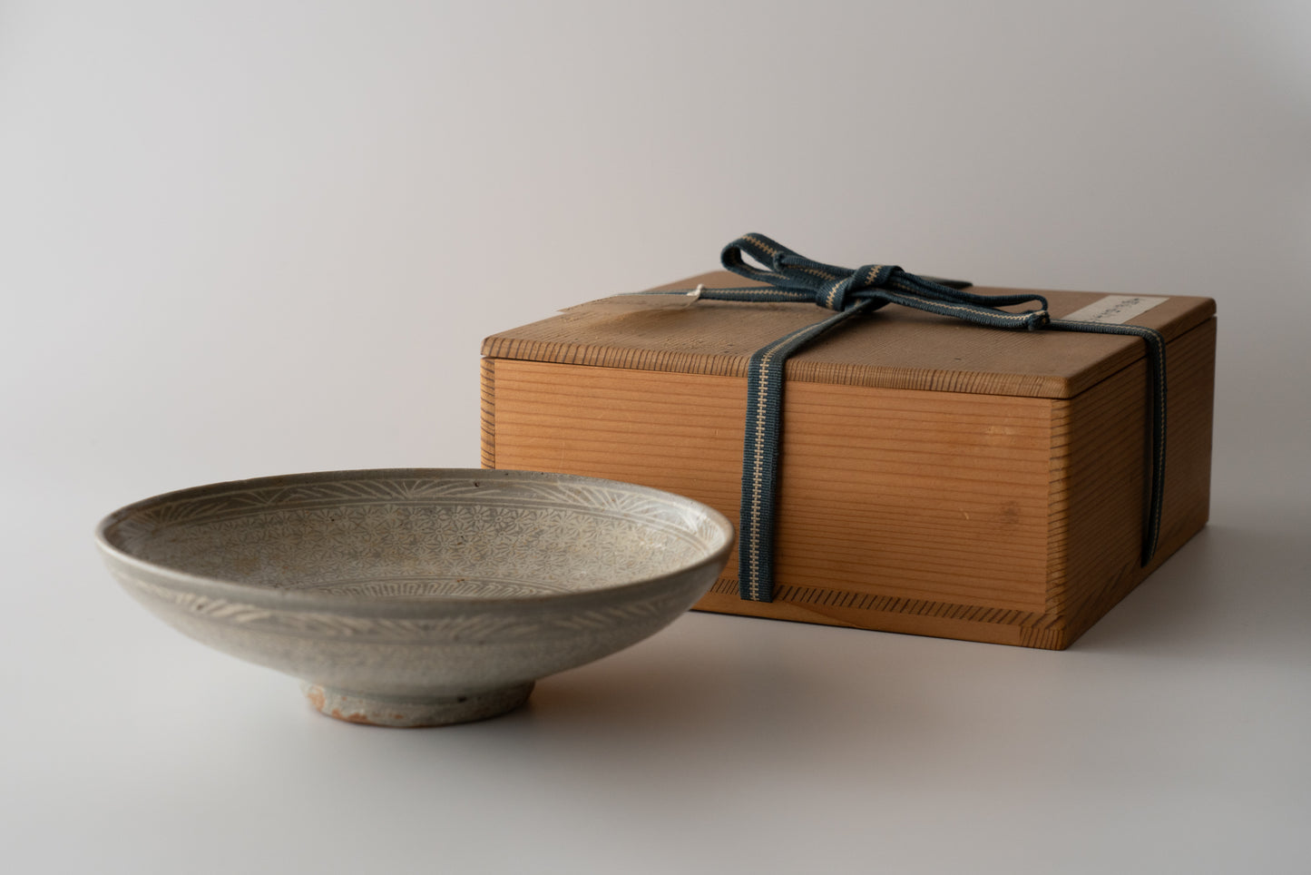 Buncheong bowl with impressed chrysanthemum design and inscription "Kinkai"