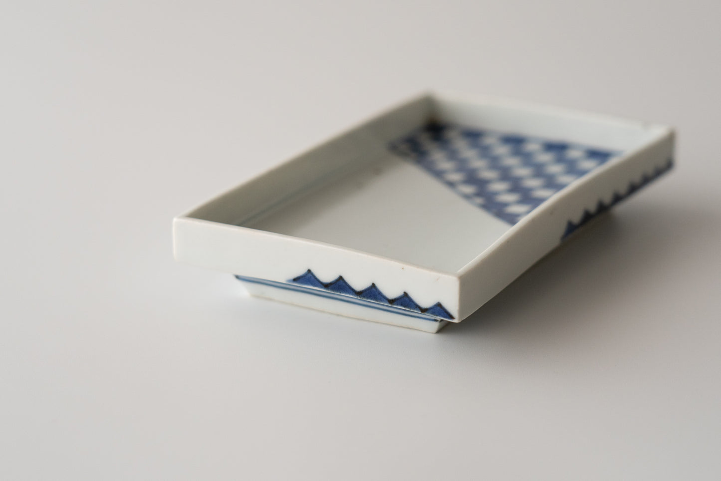 Ai-Kutani checkered pattern square dish