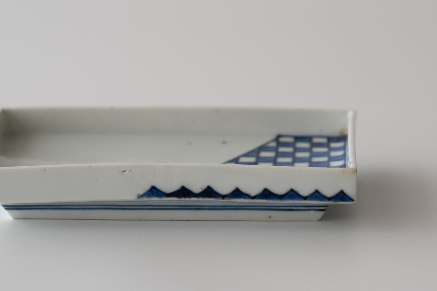 Ai-Kutani checkered pattern square dish