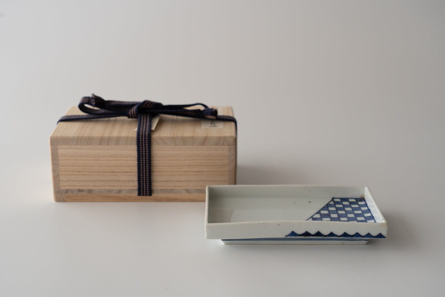 Ai-Kutani checkered pattern square dish