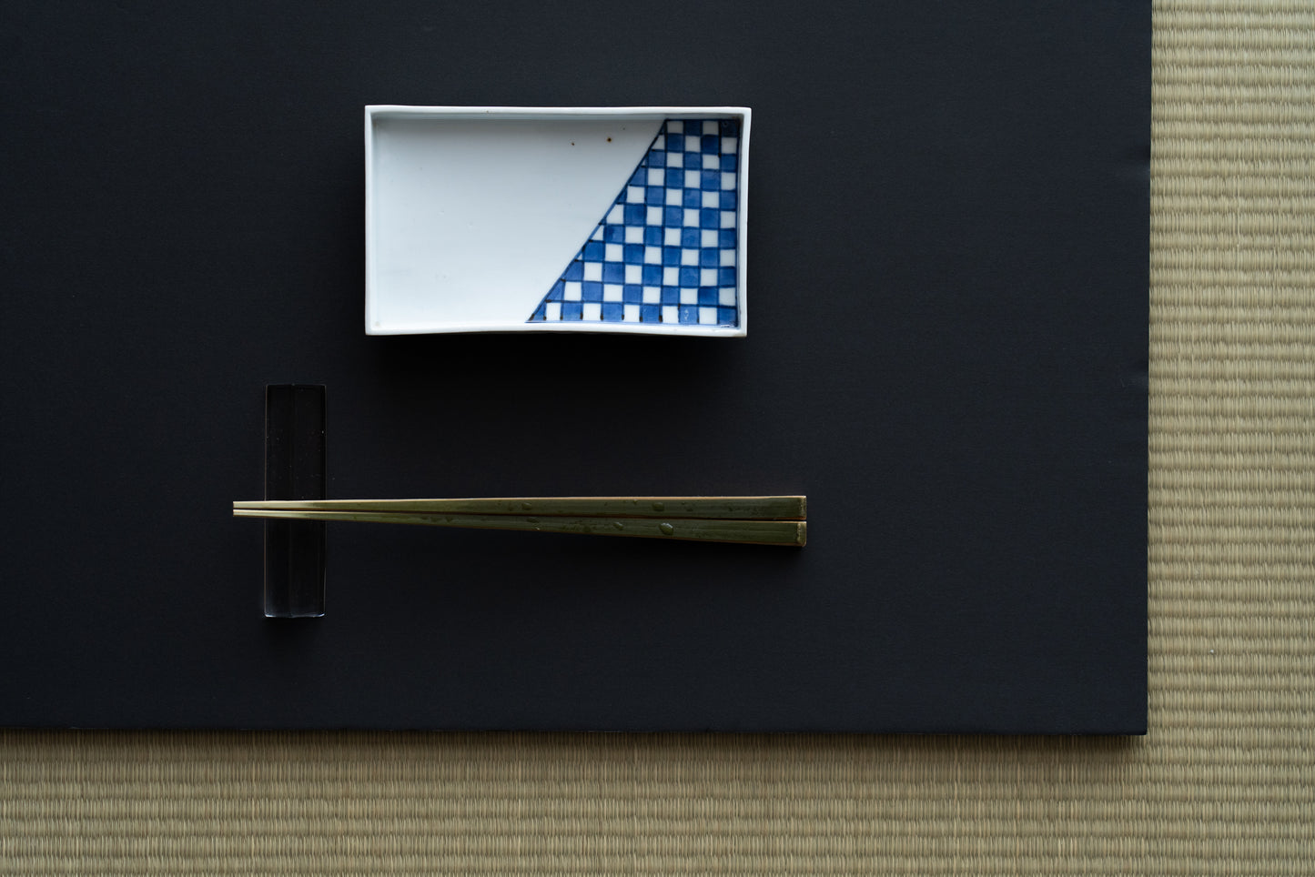 Ai-Kutani checkered pattern square dish