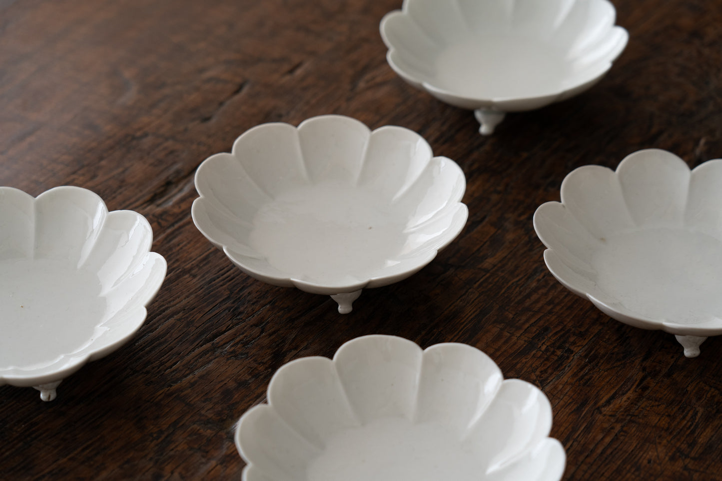 Set of five chrysanthemum shaped dishes, Kakiemon ware,