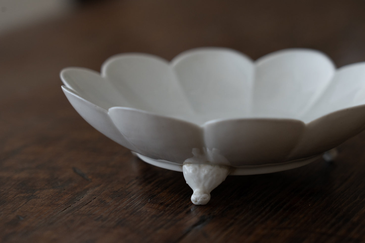 Set of five chrysanthemum shaped dishes, Kakiemon ware,