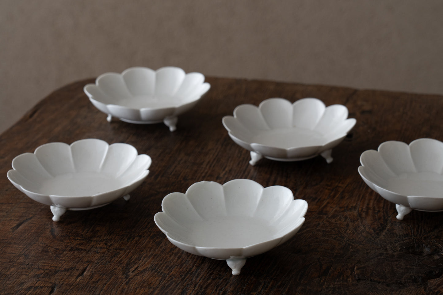 Set of five chrysanthemum shaped dishes, Kakiemon ware,