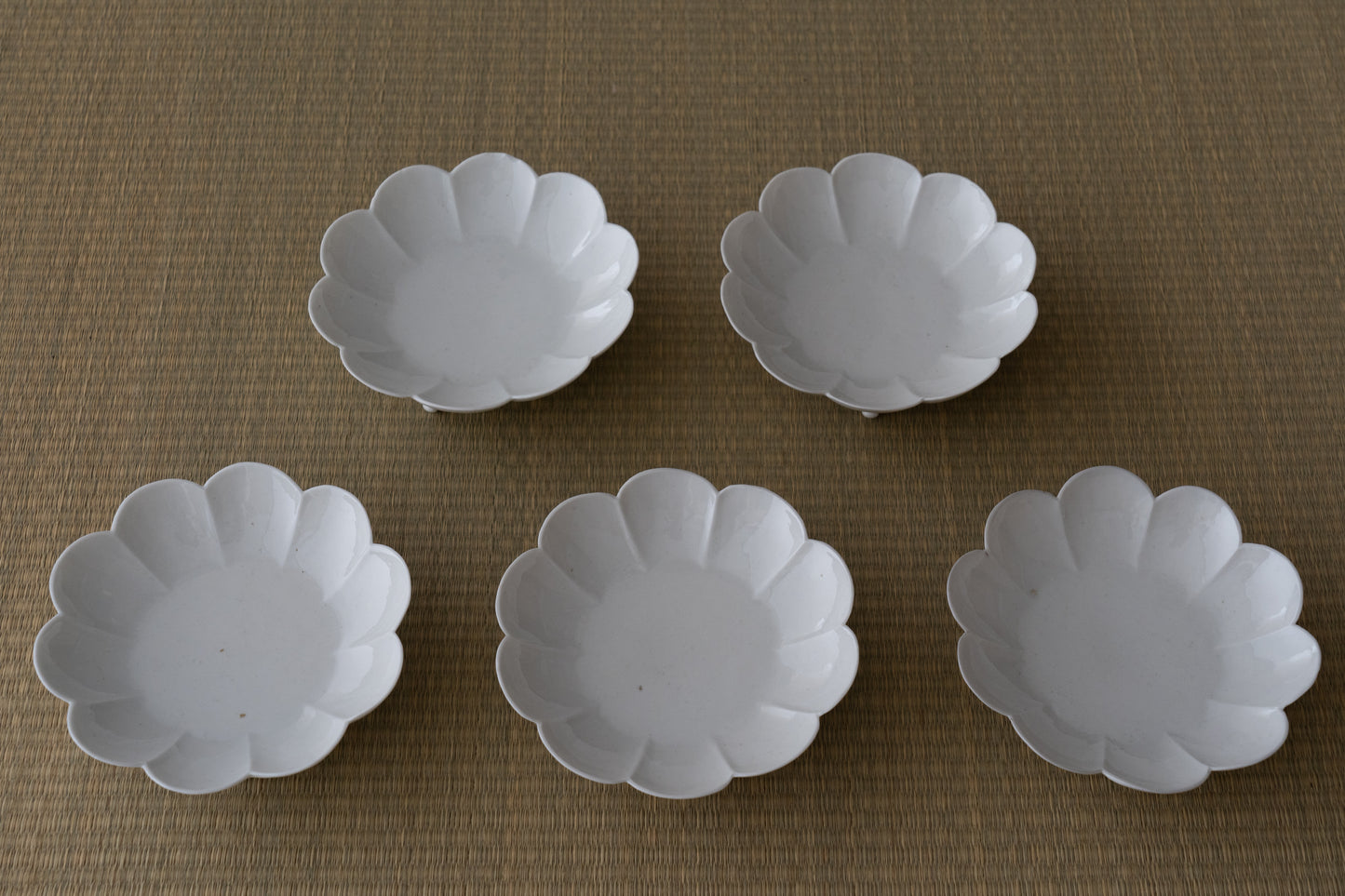 Set of five chrysanthemum shaped dishes, Kakiemon ware,