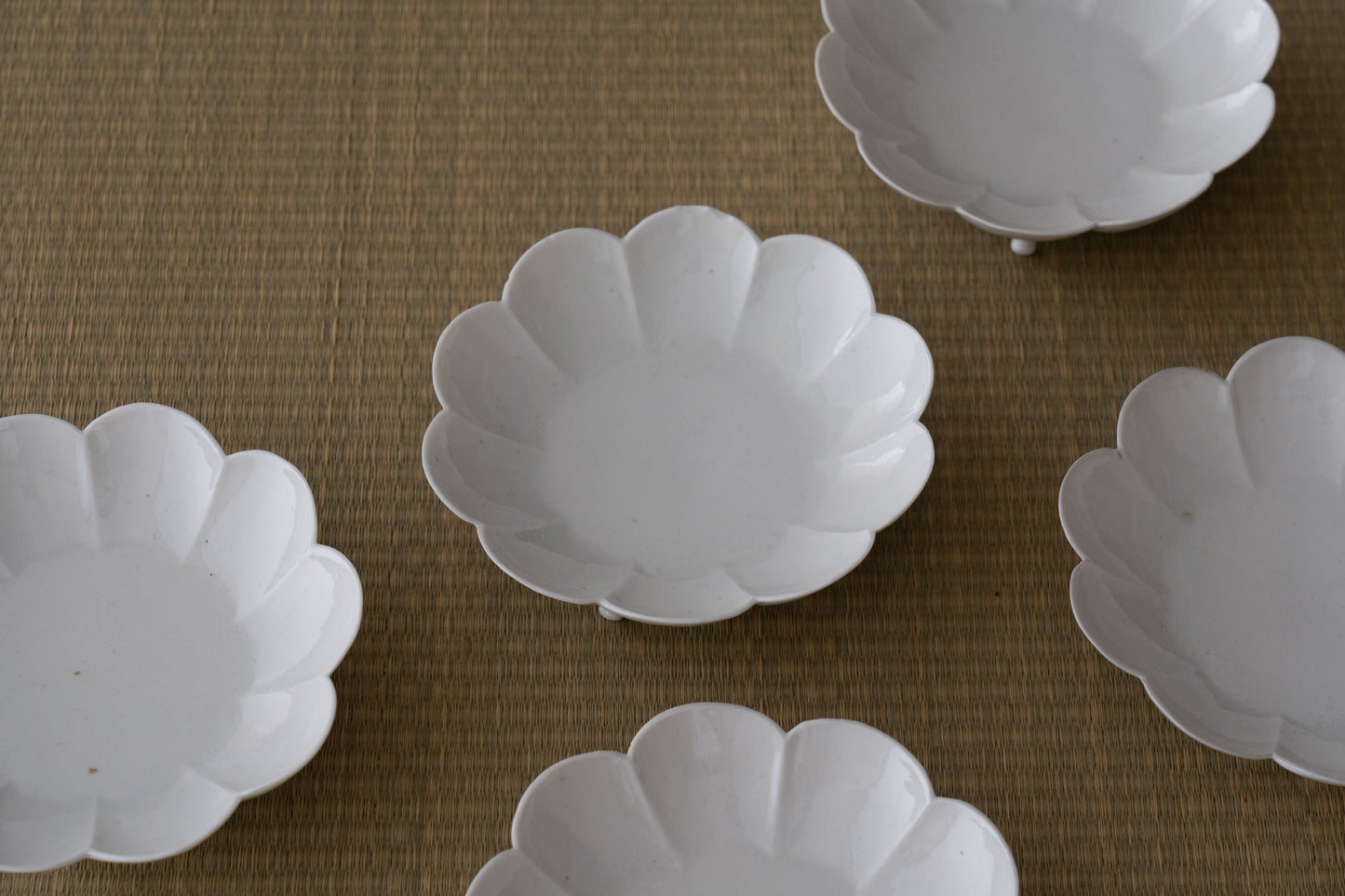 Set of five chrysanthemum shaped dishes, Kakiemon ware,