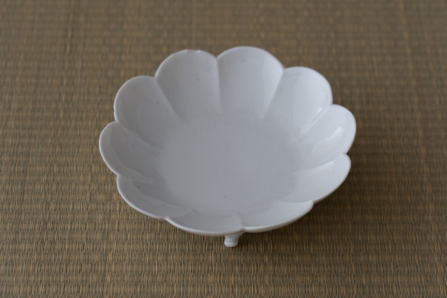 Set of five chrysanthemum shaped dishes, Kakiemon ware,