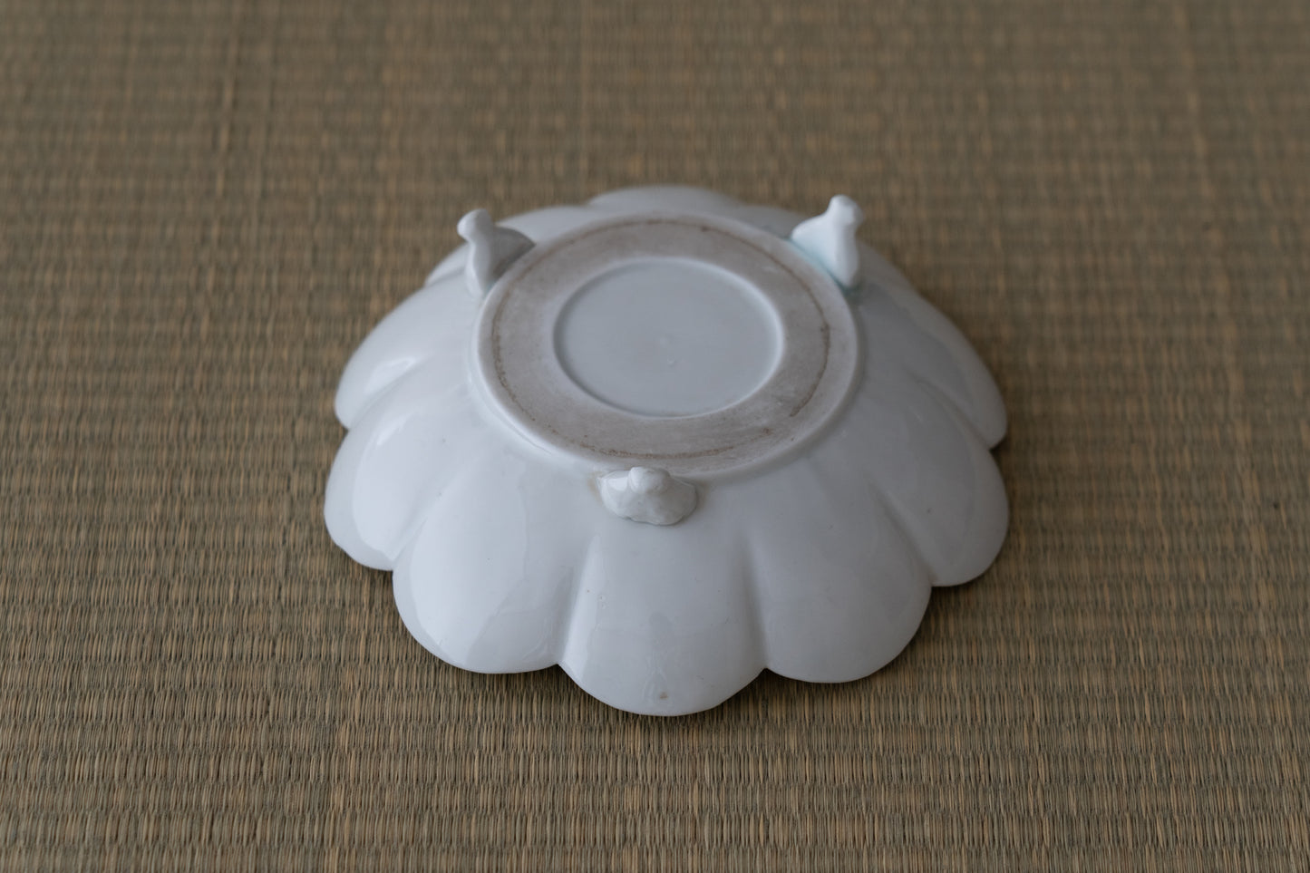 Set of five chrysanthemum shaped dishes, Kakiemon ware,