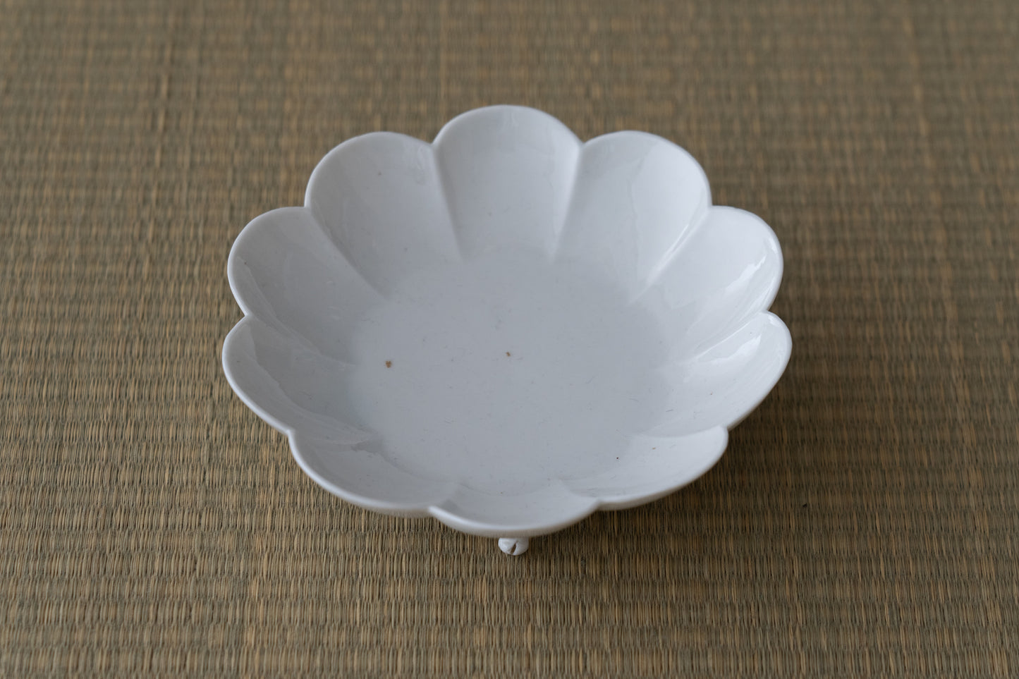 Set of five chrysanthemum shaped dishes, Kakiemon ware,