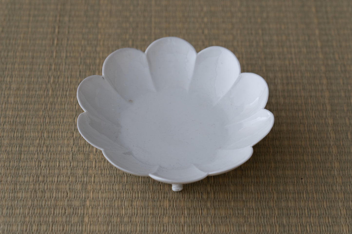 Set of five chrysanthemum shaped dishes, Kakiemon ware,