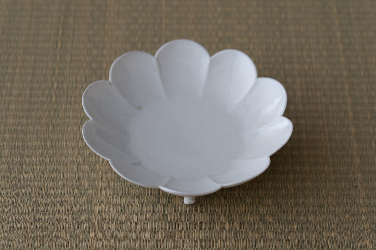 Set of five chrysanthemum shaped dishes, Kakiemon ware,