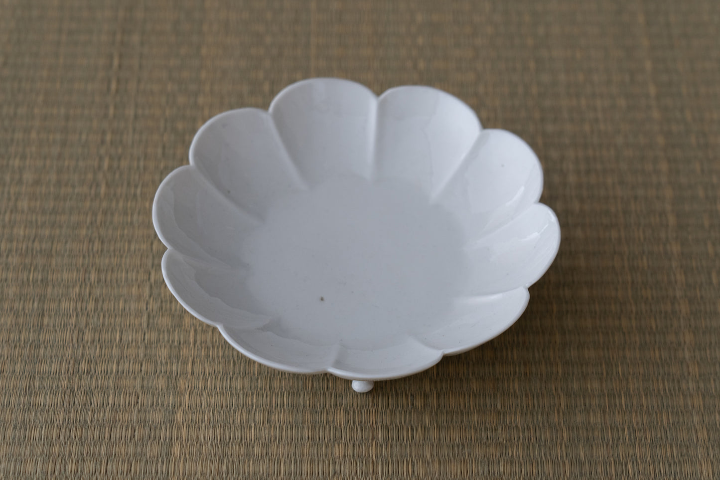 Set of five chrysanthemum shaped dishes, Kakiemon ware,