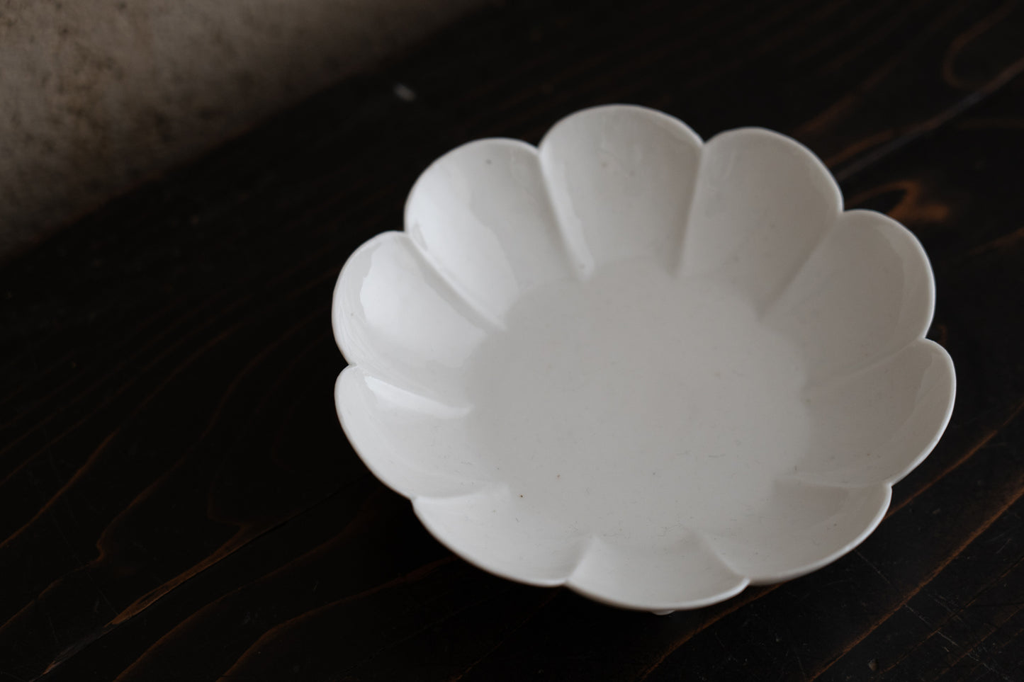 Set of five chrysanthemum shaped dishes, Kakiemon ware,